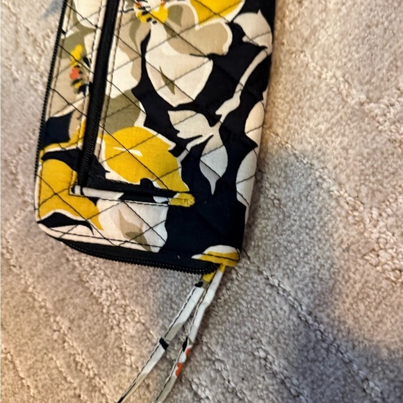 VERA BRADLEY “DOGWOOD” YELLOW RETIRED PRINT WRISTLET - Picture 3 of 4